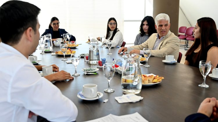 El Gobernador desayunó con ocho estudiantes universitarios y anunció la continuidad de la BUS