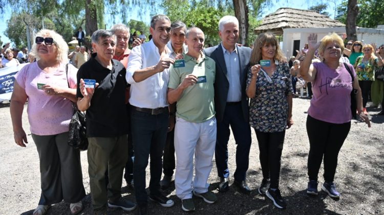 Junto a Poggi y el Intendente, 450 jubilados recibieron tarjetas para viajar gratis en colectivo