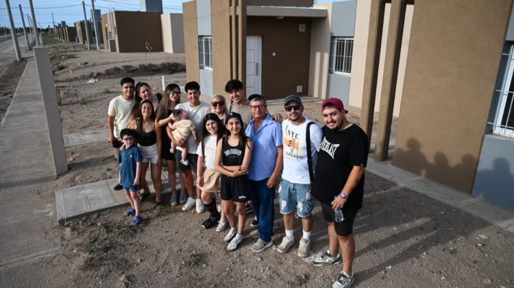 Vanesa recibió su casa: “Hoy estoy muy feliz, acompañada de todos los que me quieren”