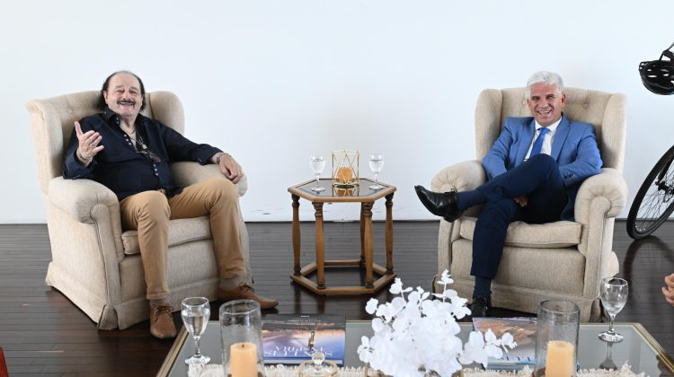 El Gobernador recibió al mítico cantante Alcides