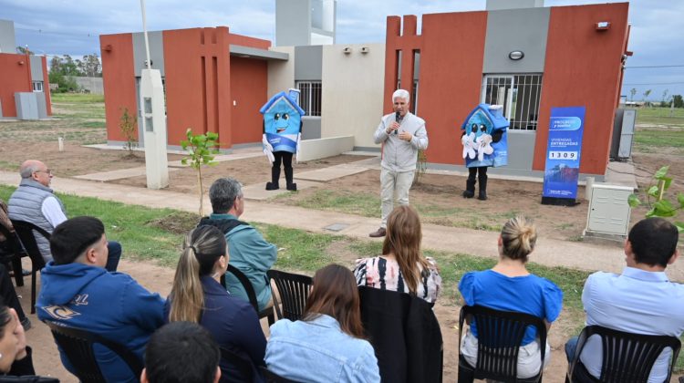 Palabra empeñada: “las primeras cuatro viviendas que hicimos en Naschel son las de ustedes”