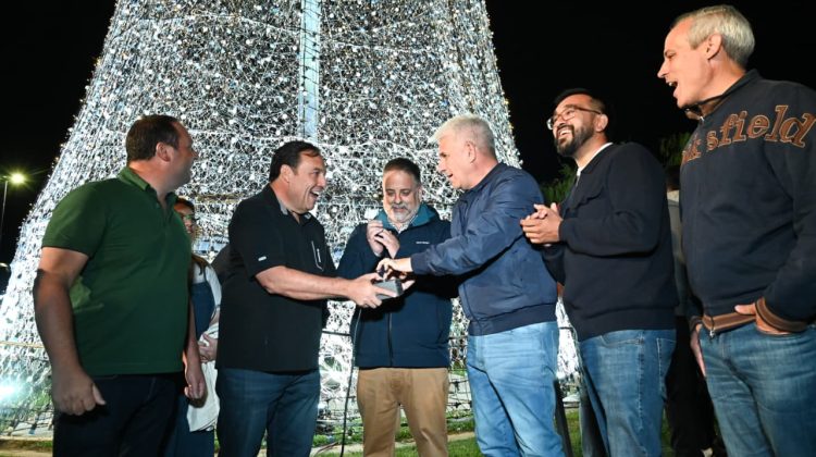 Con el acompañamiento del Gobernador, Juana Koslay encendió el ‘Árbol de tus Sueños’