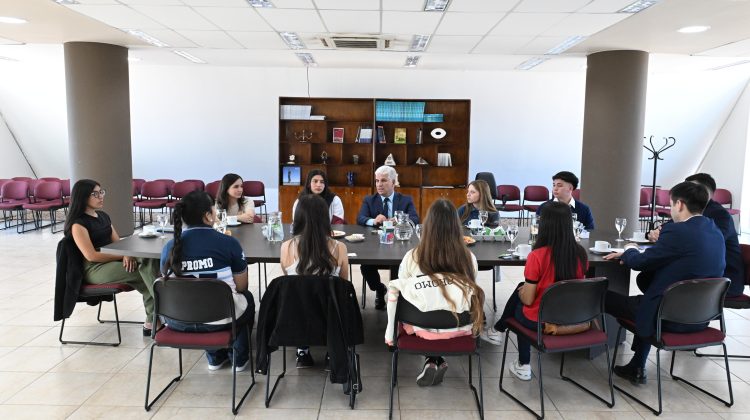 Poggi desayunó con los primeros promedios de la Beca al Mérito y anunció un aumento del incentivo