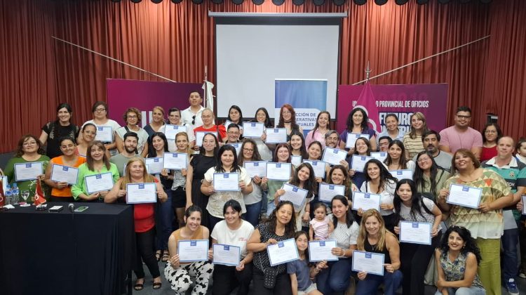 Entregan certificados a docentes que se capacitaron en cooperativismo escolar