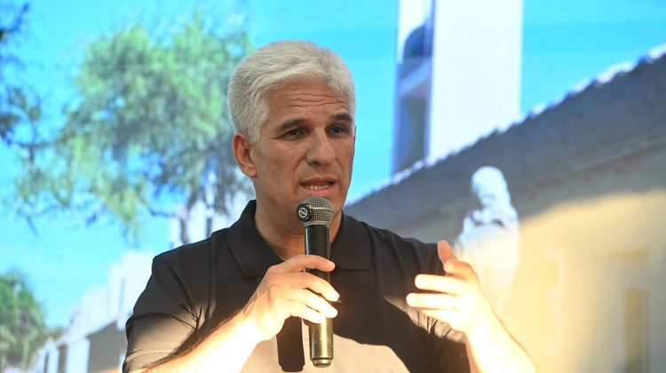 “Esta Navidad los vecinos de Merlo la van a pasar en la casa propia”