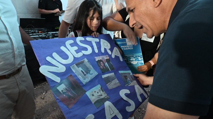 En foco, la celebración de las 20 familias de La Punta que estrenaron su casa
