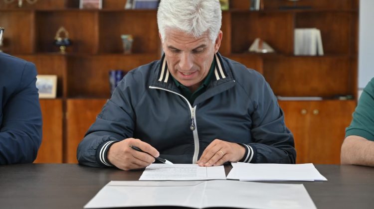 Poggi firmó el decreto para la compra de materiales de 400 viviendas de autoconstrucción asistida