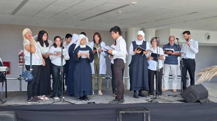 La magia de la Navidad llegó al Hospital ‘Carrillo’ con voces que llenaron de esperanza cada rincón