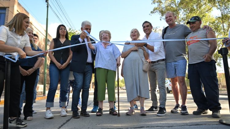 El Gobernador y el intendente Hissa inauguraron una obra de pavimentación en la avenida Sarmiento