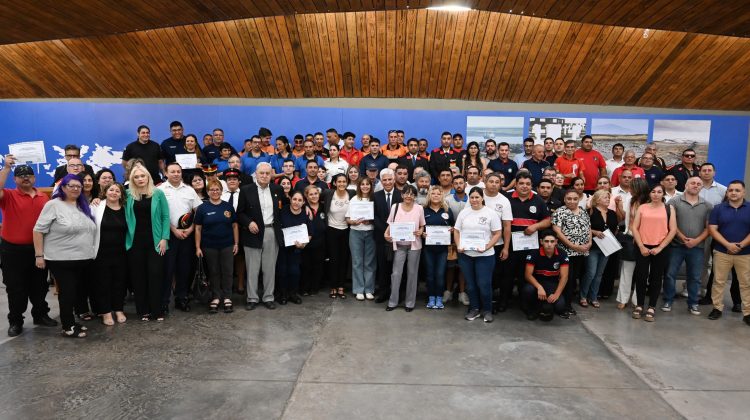 Poggi entregó certificados y subsidios a 34 asociaciones de bomberos voluntarios