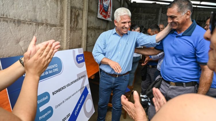 Poggi visitó la Asociación de Bomberos Voluntarios y entregó decretos de homologación de convenios