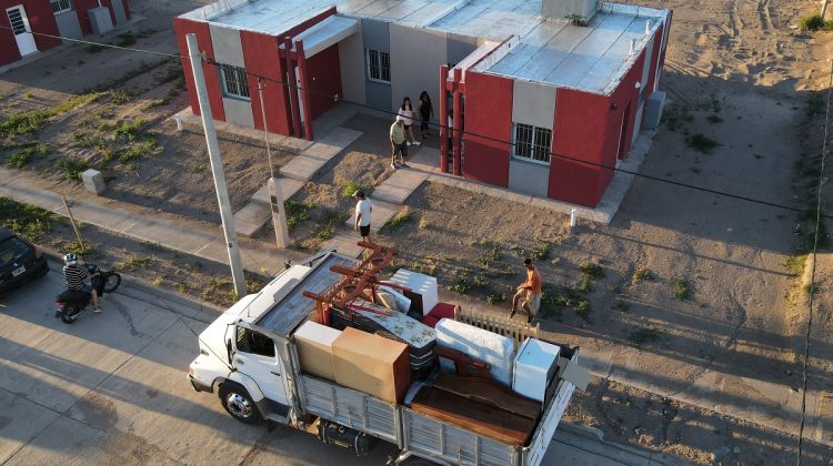 Con el flete en la puerta, Leticia Zabala y su familia comenzaron su mudanza