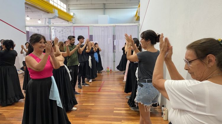 El bailarín Rodrigo Garraza dictó un seminario de danzas tradicionales cuyanas