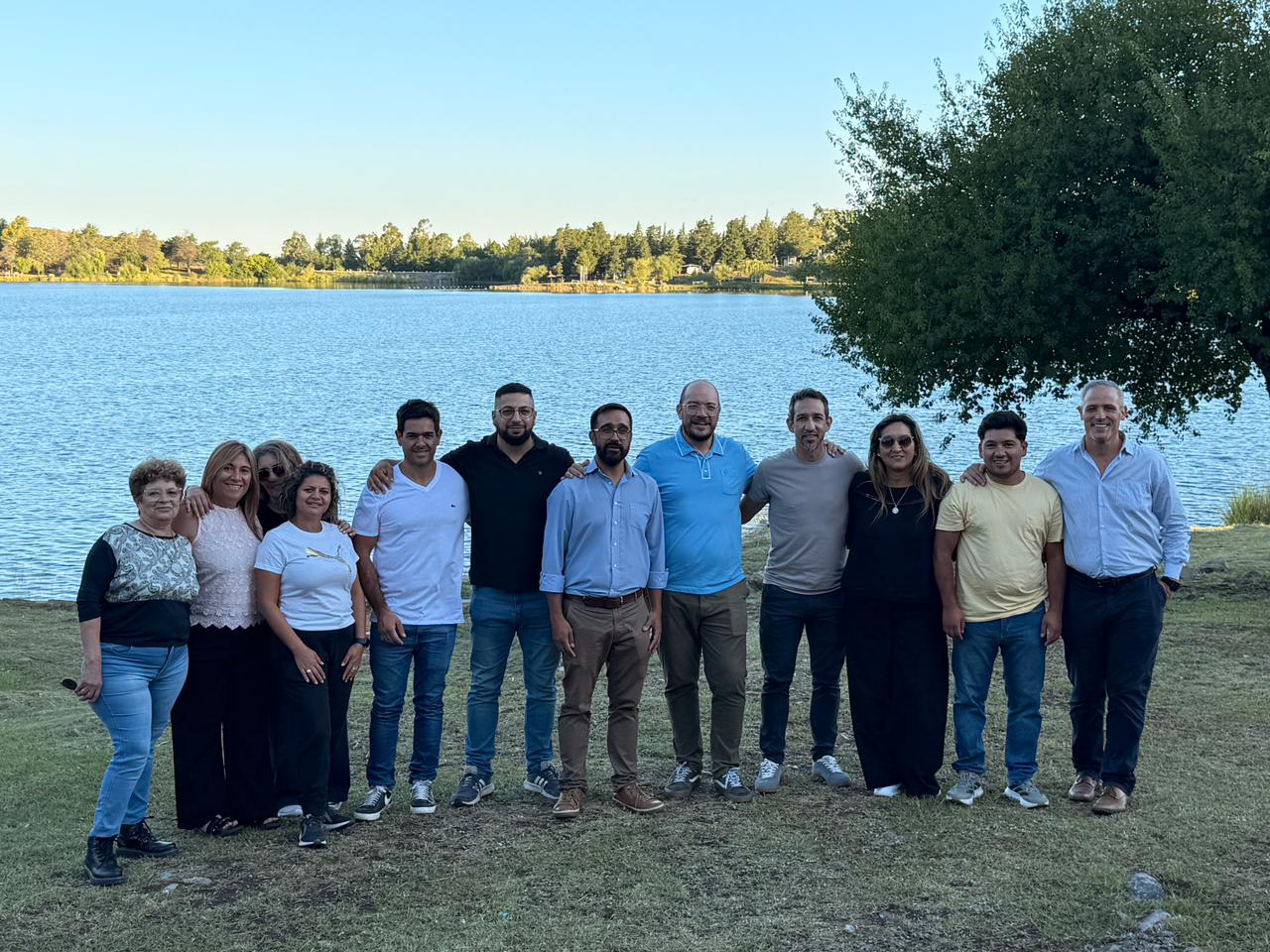 Álvarez Pinto y Gil, en el centro, junto a sus equipos de trabajo, con el dique de fondo.