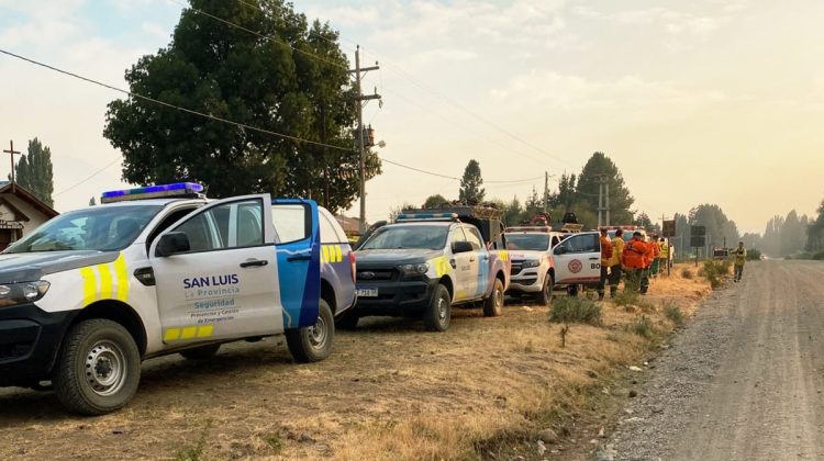 Bomberos y brigadistas de San Luis combaten incendios forestales en Chubut