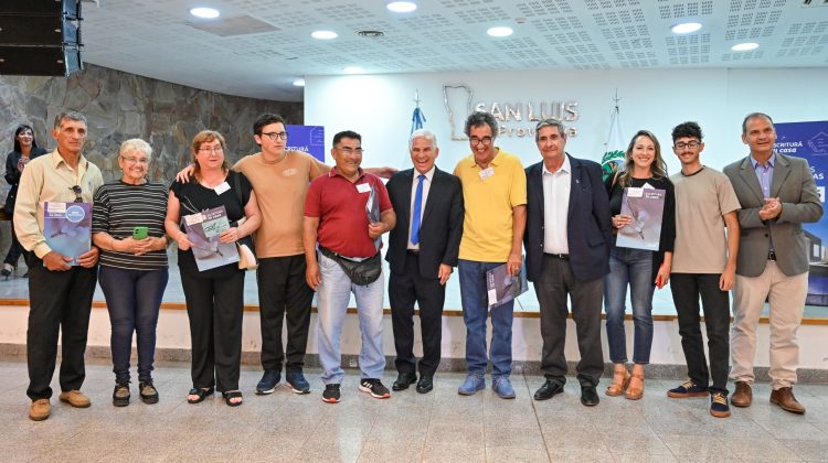 Familias de San Luis y La Punta recibieron los títulos dominiales definitivos de sus hogares