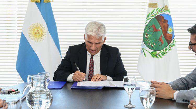 El Gobernador adjudicó la construcción de más de 70 viviendas en siete localidades de la provincia