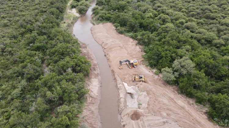 La obra de encauzamiento en el río Conlara ingresó en la primera etapa