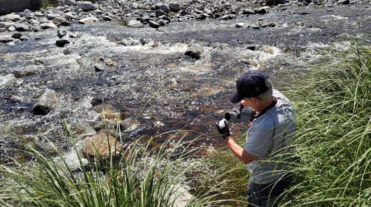Monitorearon el agua cruda de los diques Las Palmeras y Los Manantiales
