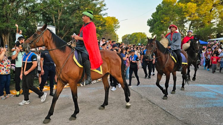 Cientos de niños vivieron la tradicional Bajada de los Reyes Magos en Juana Koslay
