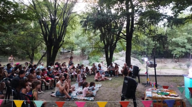 Funciones al aire libre, elencos invitados y una agenda teatral activa en El Trapiche