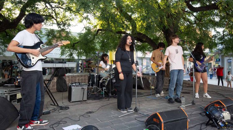 La Escuela de Música ULP llevó su talento al Paseo del Padre