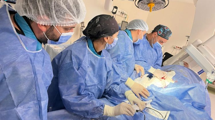Realizaron por primera vez un procedimiento para tratar lesiones en las arterias coronarias