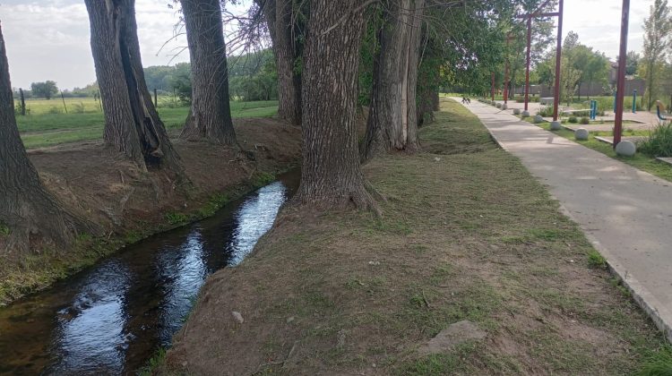 Intensifican el mantenimiento sobre los canales de riego de Villa Mercedes   