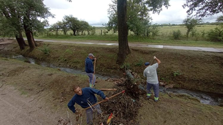 San Luis Agua refuerza la limpieza de los canales de riego de Villa Mercedes