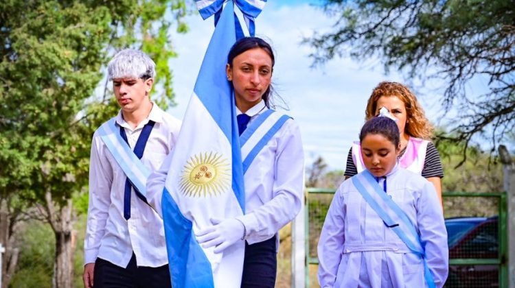 El Gobierno entregará kits escolares y guardapolvos a más de 3.450 alumnos