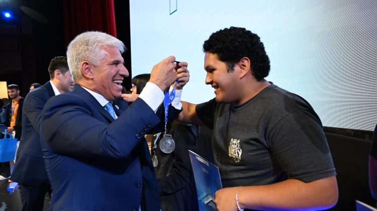 San Luis premia el mérito: 371 estudiantes recibieron la beca de manos del Gobernador
