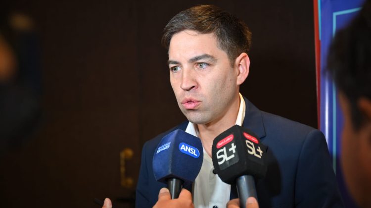 “No hay experiencias similares de un gobierno que apoye financieramente toda una carrera superior”