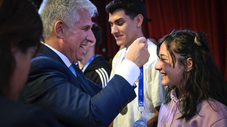 San Luis premia el mérito: 371 estudiantes recibieron la beca de manos del Gobernador