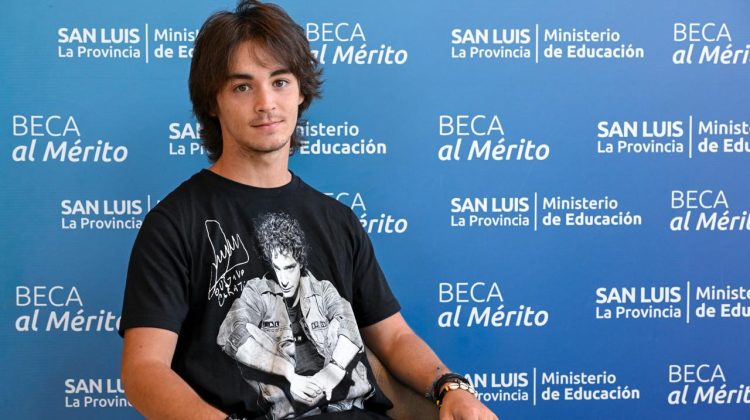 “Estoy muy feliz de haber recibido la beca, porque me va a ayudar en todos mis estudios”