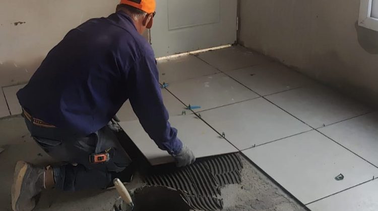 Con ejecución de revoques y colocación de cerámicos, progresan las nuevas viviendas de La Toma