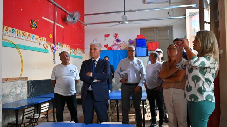 Poggi inspeccionó tareas de mantenimiento que se realizan en dos escuelas de San Luis