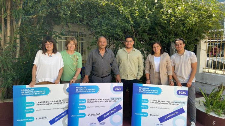 El Centro de Jubilados Nacionales colocó tres ‘Cumplimos’ junto a Personas Jurídicas