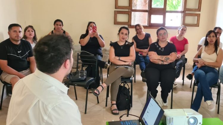 Continúan capacitando al equipo que realizará el relevamiento de los sorteados para la vivienda