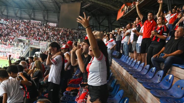 El Estadio Único La Pedrera vibró con el encuentro entre River y Ciudad Bolivar