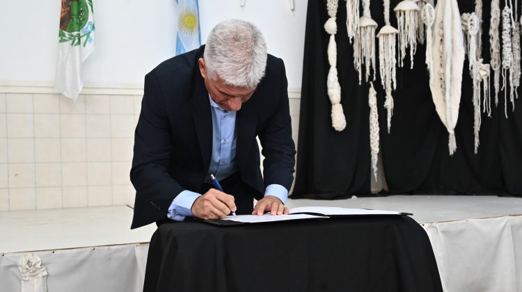 Poggi firmó el decreto de adjudicación de obra para ampliar el Hospital de Salud Mental