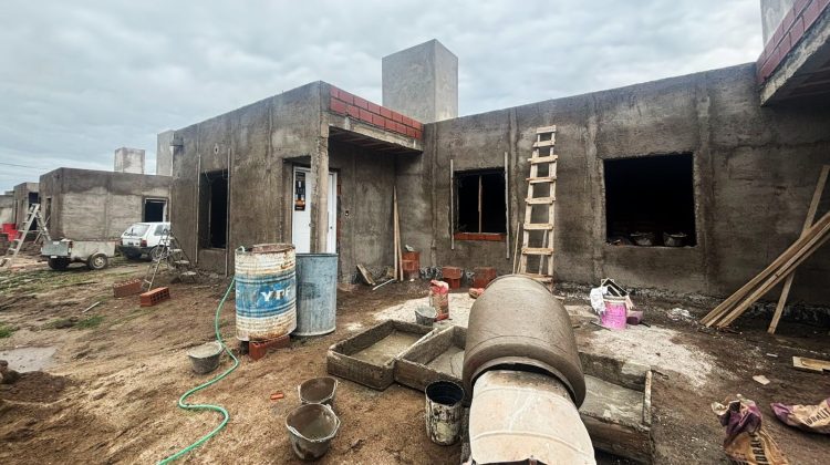 Con techos consolidados y revoques, avanzan las nuevas viviendas en Concarán