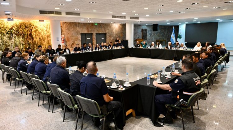 Poggi desayunó con estudiantes de la primera cohorte de la licenciatura en Seguridad Pública