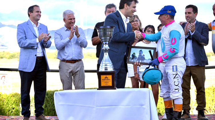 Fiesta hípica: Poggi coronó al ganador del Gran Premio Vicente Dupuy