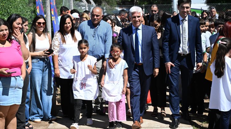 El Gobernador compartió con los chicos de Anchorena el inicio del ciclo lectivo 2026