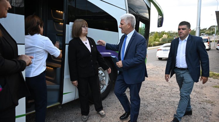 El Gobernador viajó al departamento Pringles para visitar tres escuelas