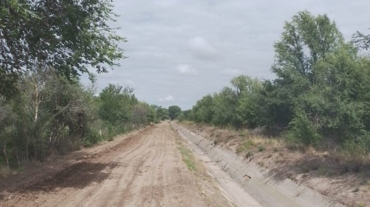 Realizan el mantenimiento de 5 kilómetros de camino de servicio del canal Renca – Santa Rosa