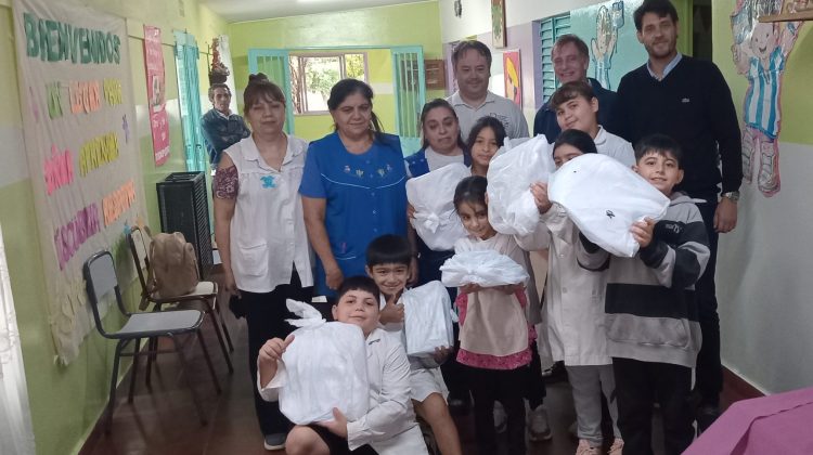 El Gobierno entregó kits escolares y guardapolvos en siete escuelas rurales de Ayacucho