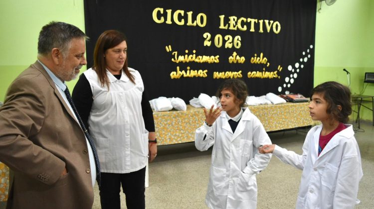 Más de 100 chicos del departamento Ayacucho recibieron sus kits escolares