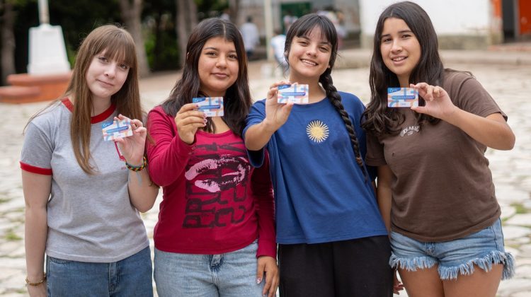 Más de 250 integrantes de la comunidad educativa recibieron su BEI