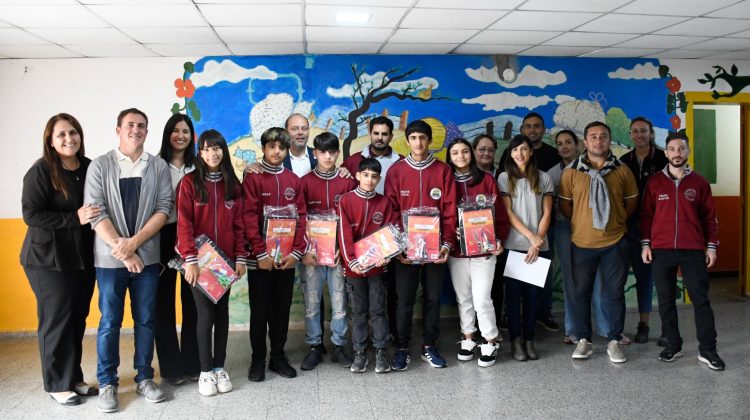 En Martín de Loyola entregaron kits escolares a estudiantes del nivel Secundario